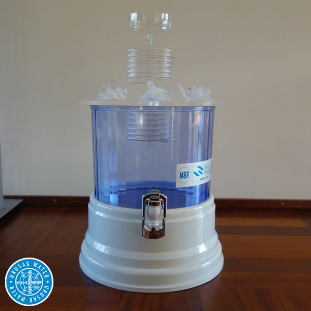 Assembled device on top of an old water filter container