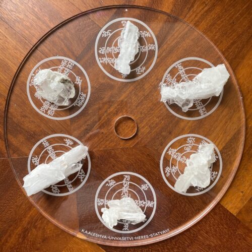 6 Faden quartz crystal crystals on the Urusak Water Device main plate